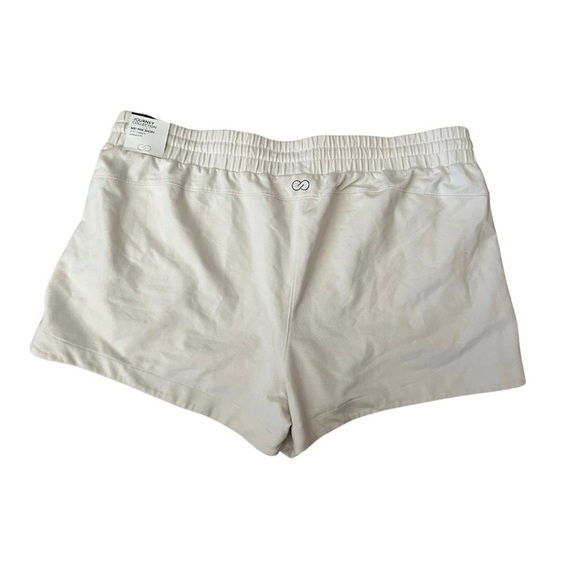 Mid Rise Beige Shorts XL - Stylish & Comfortable summer active wear - Picture 2 of 4